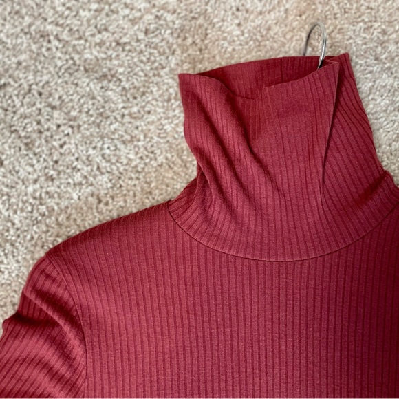 J Crew Lightweight Ribbed Turtleneck, Maroon, Size Small - Picture 2 of 3